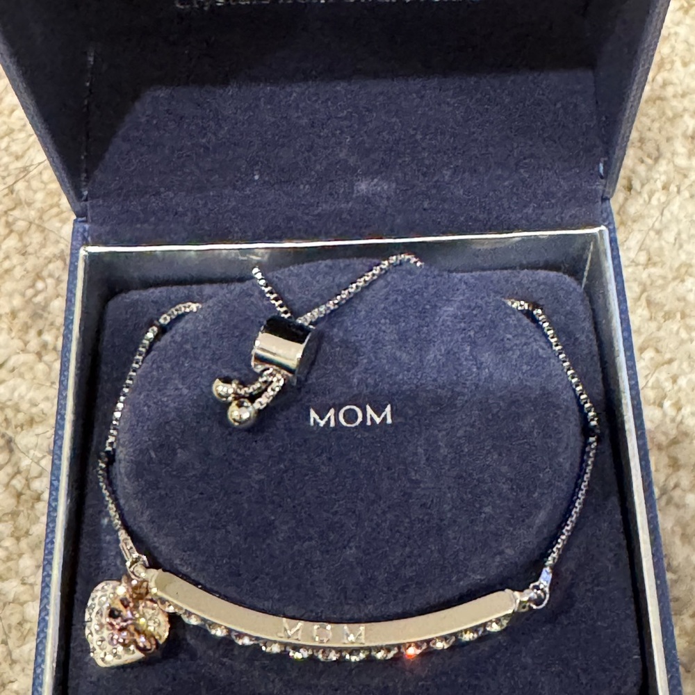 New in box Kohl's Silver MOM Bracelet with Heart Charm - Picture 2 of 6